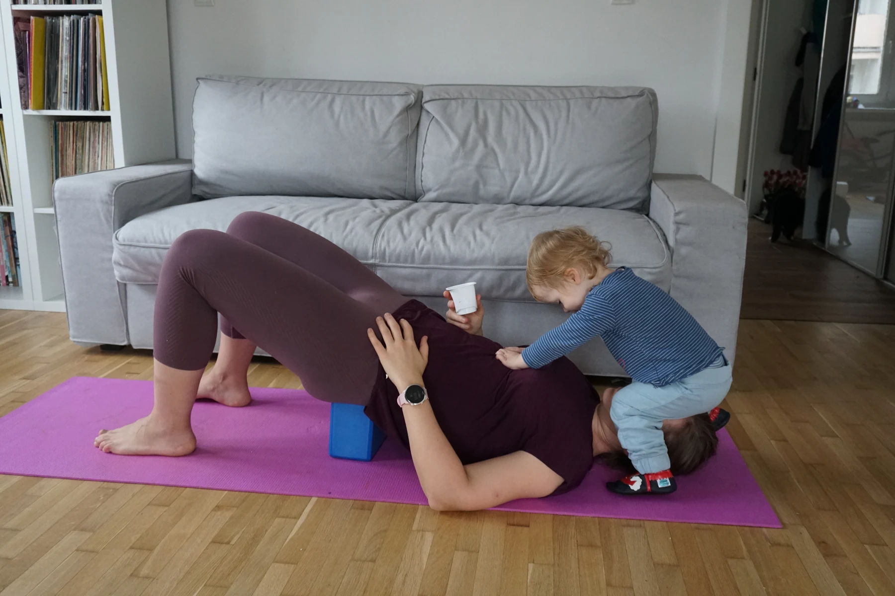 Domowy trening Kasi z dzieckiem wspinającym się na mamę