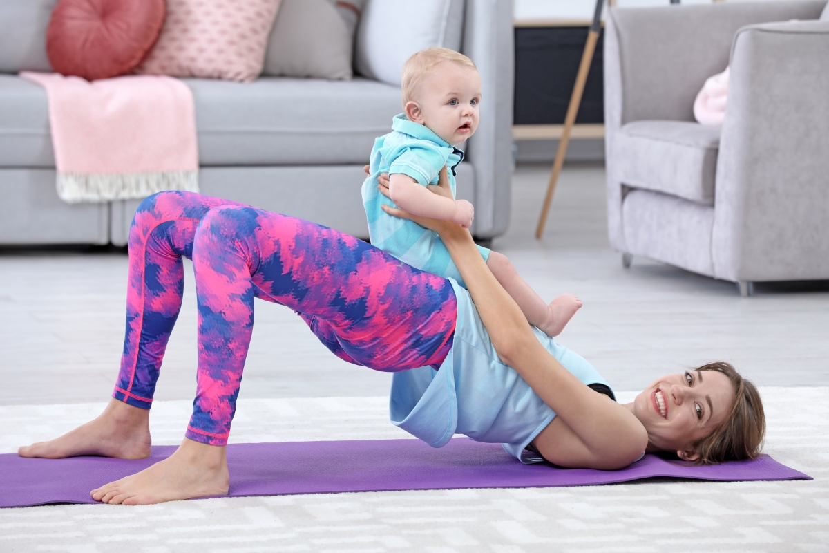 Obudź swoje ciało po porodzie - kurs online - mama ćwicząca z dzieckiem